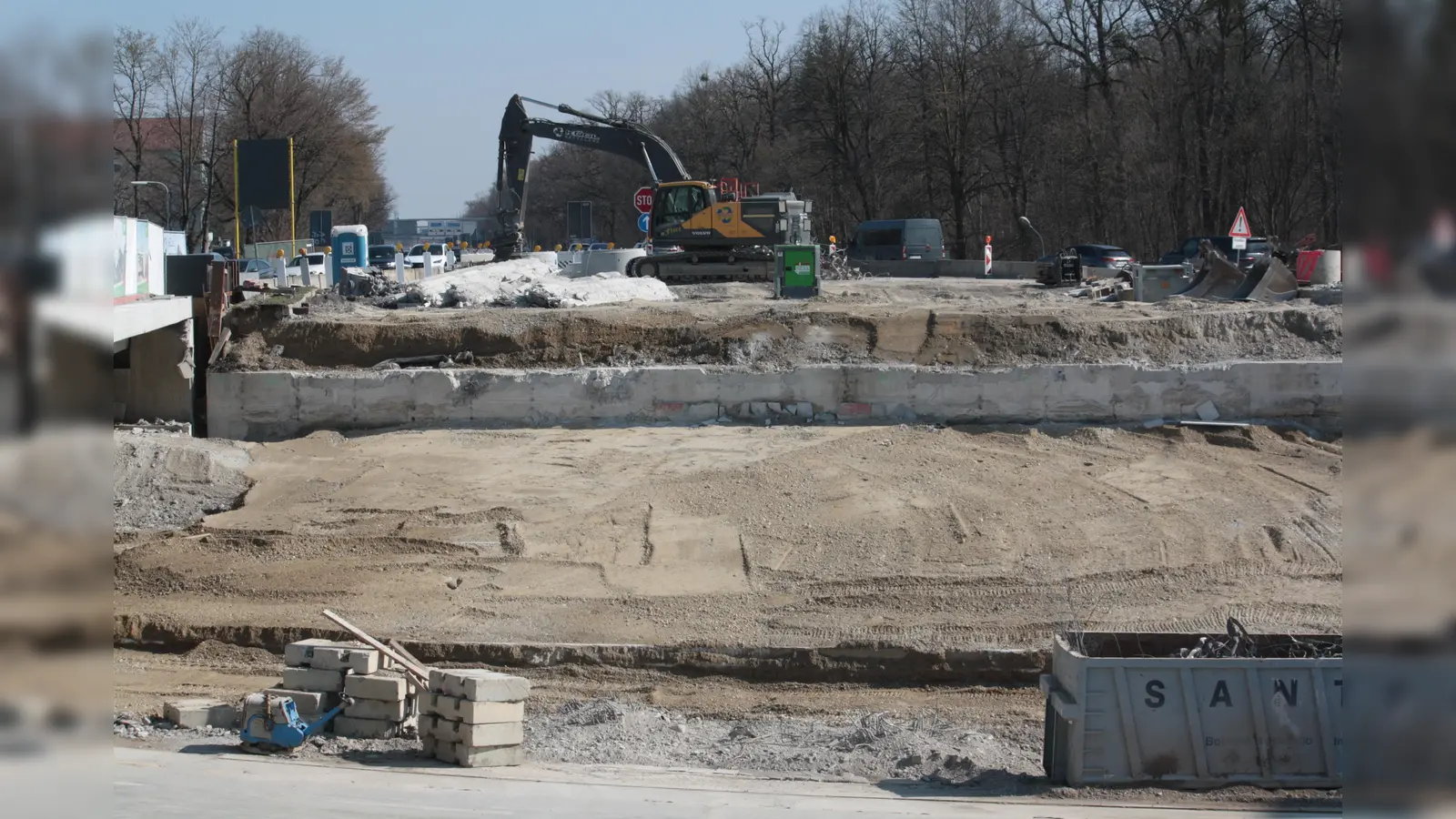 Hier war mal eine Autobahn: Der Reste der Kreuzhofbrücken wurde abgebrochen. (Foto: job)