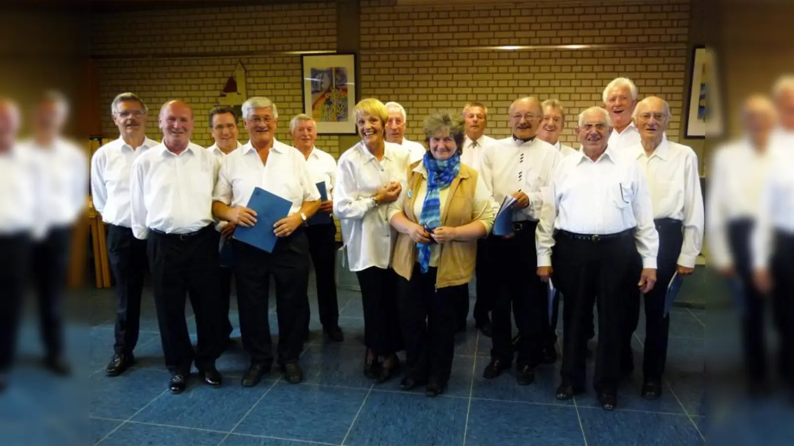 Die Liedertafel Hartmannshofen mit Leiterin Gerlinde Adler-Kemmer (links) und Pianistin Roswitha Gärtner. (Foto: pi)