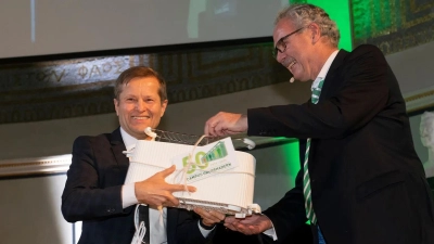 Den Festvortrag hielt Physik-NobelpreisträgerProf. Ferenc Krausz (li.) . Als Dank überreichte Prof. Markus M. Lerch (Ärztlicher Direktor) einen Toaster – als Referenz zum Spitznamen des Bettenhauses in Großhadern.  (Foto: LMU)