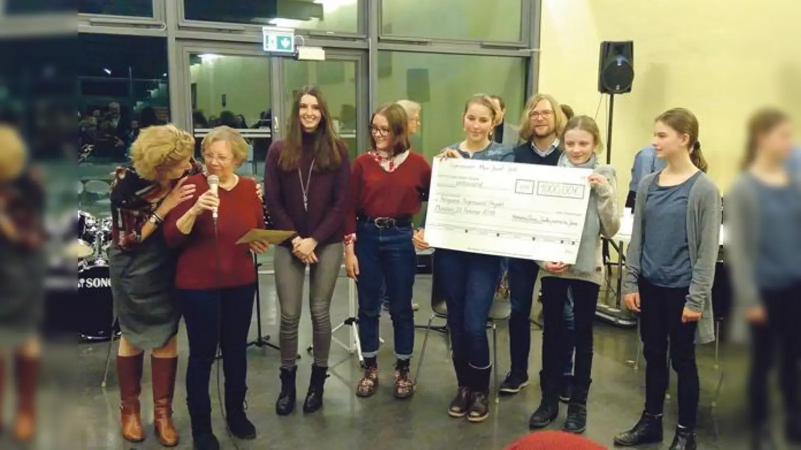 Ein Bild von der Schecküberreichung mit (von links) Schulleiterin Gisela Ewringmann, Juliane Diller, SMV, kliMaxJS (Umweltgruppe) und Peter Schießl-Müller.	 (Foto: Schule)