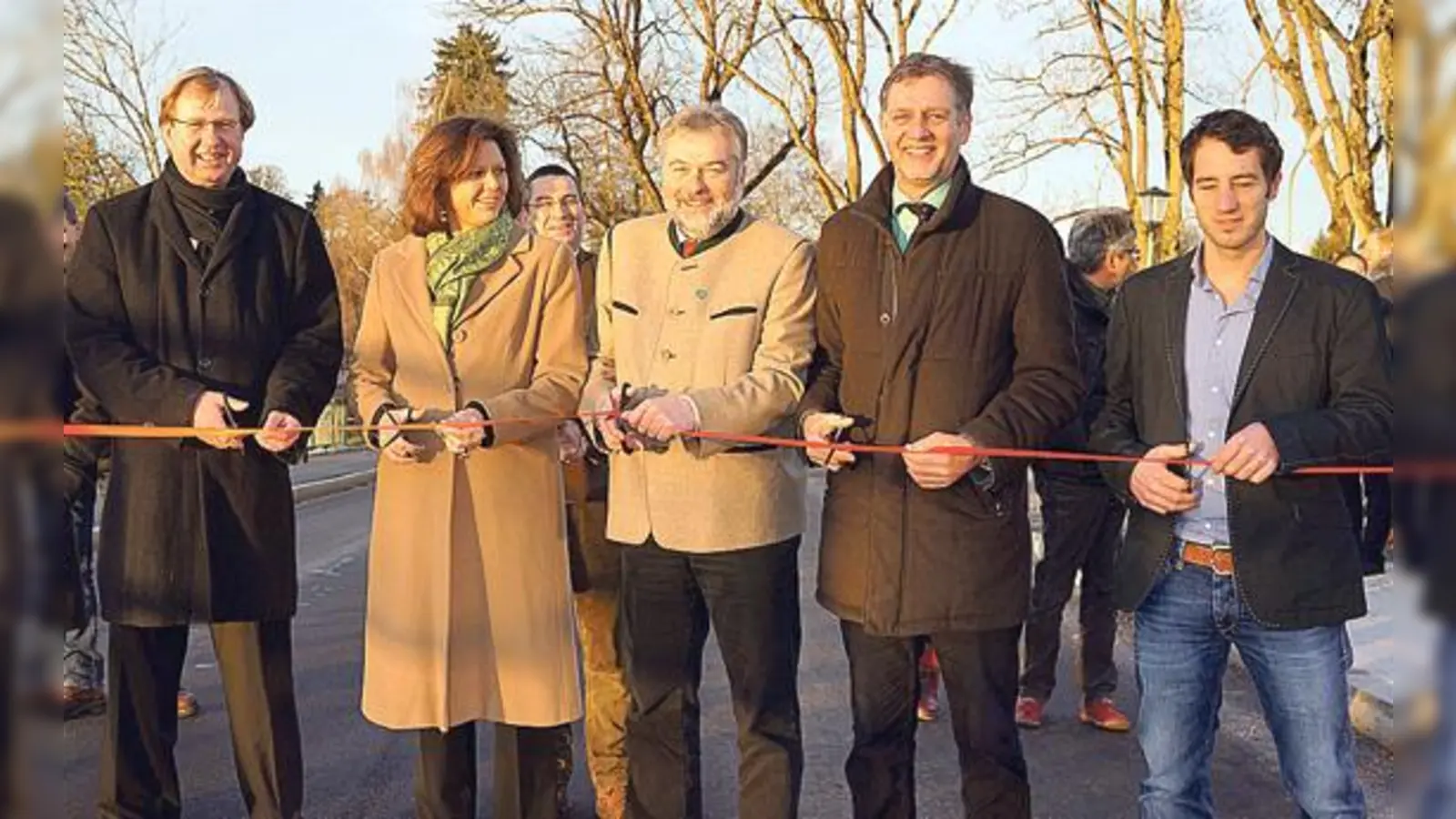 Freuten sich über die Einweihung der neuen Bahnbrücke »Kreuzstraße« (v.l.): Landrat Wolfgang Rzehak, Staatsministerin Ilse Aigner, Bürgermeister Jakob Eglseder, Ingenieur Martin Fritsch und Tobias Wolf.	 (Foto: hw)