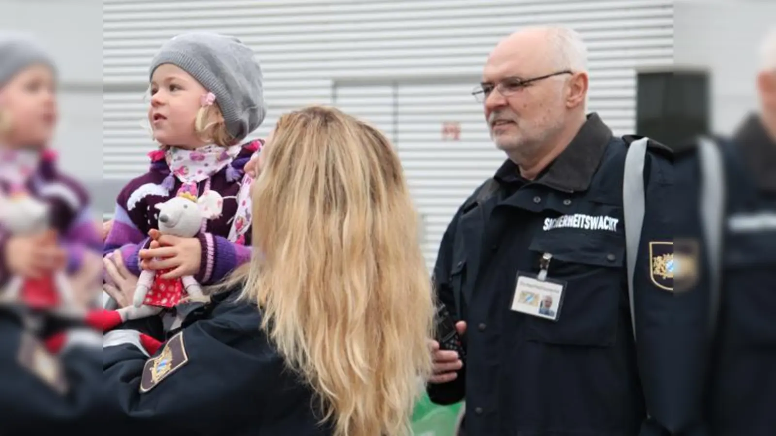 Die ehrenamtlichen Helfer der Sicherheitswacht unterstützen die Arbeit der Münchner Polizei.	 (Foto: Polizeiinspektion 24)