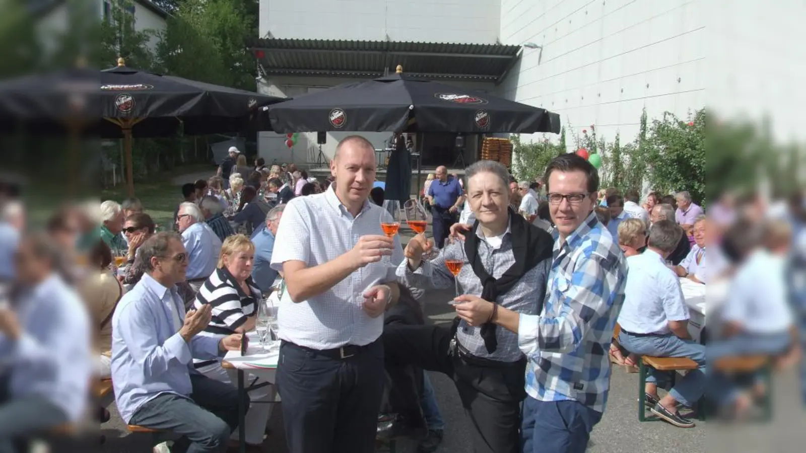 Sie haben immer wieder Grund gemeinsam auf den Erfolg ihres Unternehmens anzustoßen: Stefano Giorgi, Roberto Farnetani und Federico Farnetani (v.l.). (Foto: © WSP)