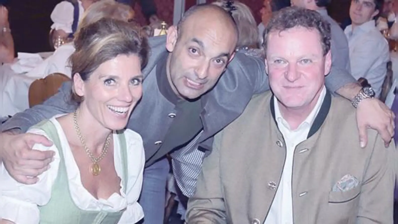 Gut gelaunt präsentierten sich Birgit und Dr. Franz Georg Strauß mit Kabarettist Django Asül.	 (Foto: MSS)