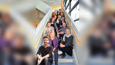 Begonnen hat man mit einer Psychologin. Heute zählt das Team von Gabriele Weingart-Körner (hinten Mitte, Brille, helle Jacke) und Oliver Freilling (3. Reihe v. vorne, links, helle Jacke) stattliche 13 Mitarbeiter.  (Foto: Diakonie Hasenbergl e.V.)