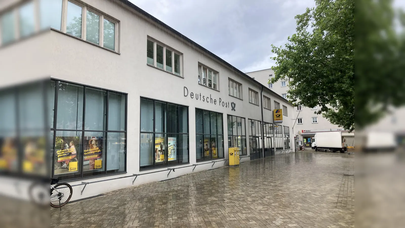 Die Postbank-Filale am Am Harras soll im Laufe des nächsten Jahres geschlossen werden. (Foto: lsc)