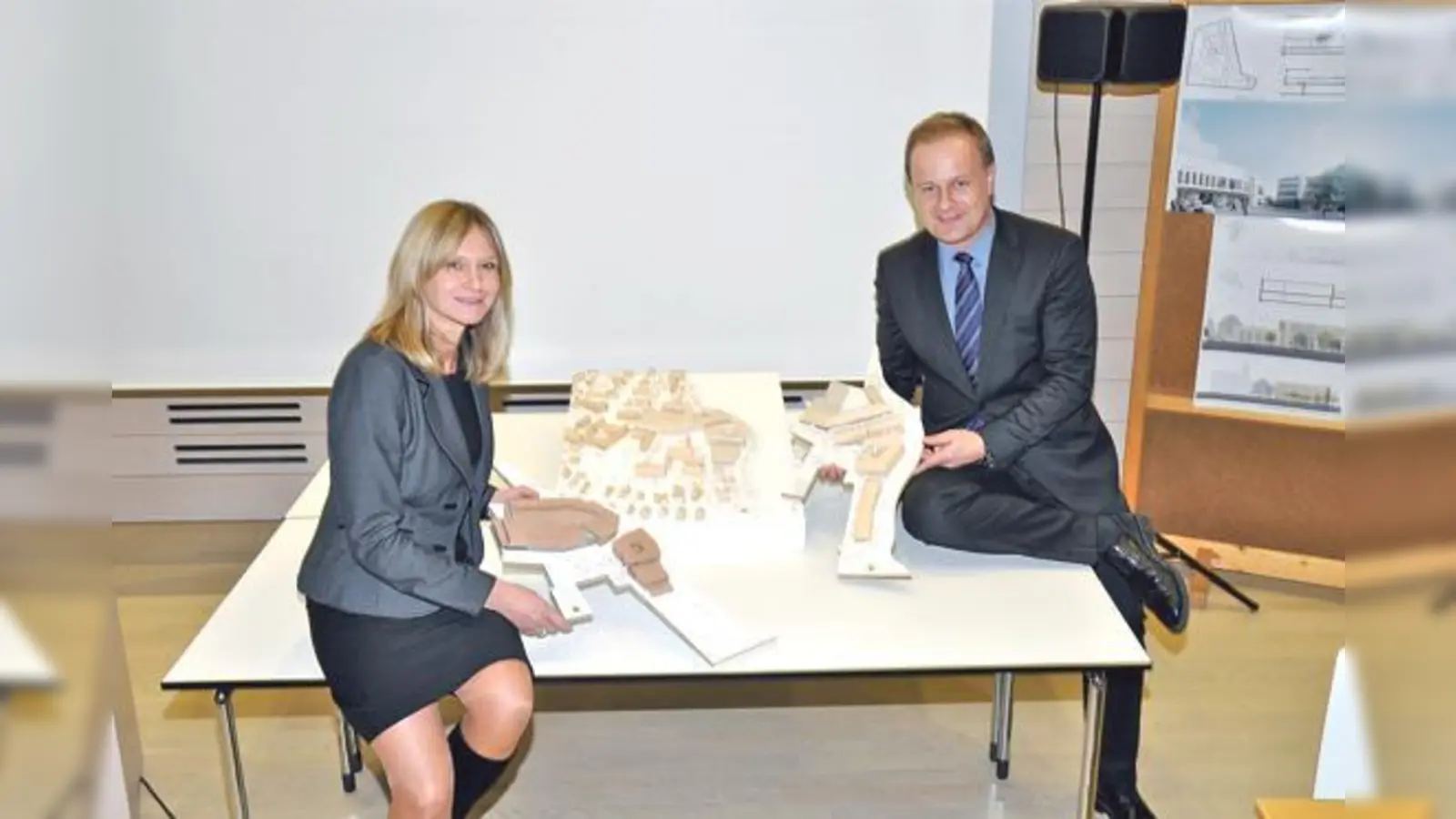 Bauamtsleiterin Brigitte Littke und Bürgermeister Robert Niedergesäß sind zufrieden mit den Lösungen der Architekten.	 (Foto: sf)