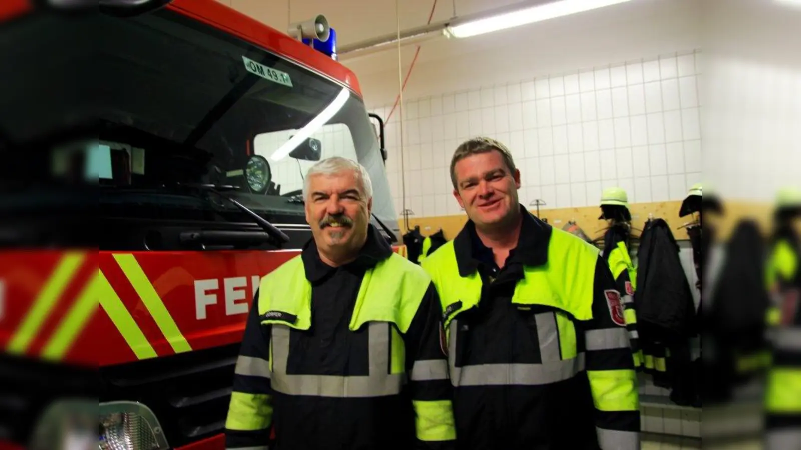 Die Abteilungsführung der FFW Obermenzing: Stellvertreter Günter Dorfer (l.) und Stefan Bierling. Sie sind schon seit 38 beziehungsweise 29 Jahren bei der Feuerwehr. (Foto: us)