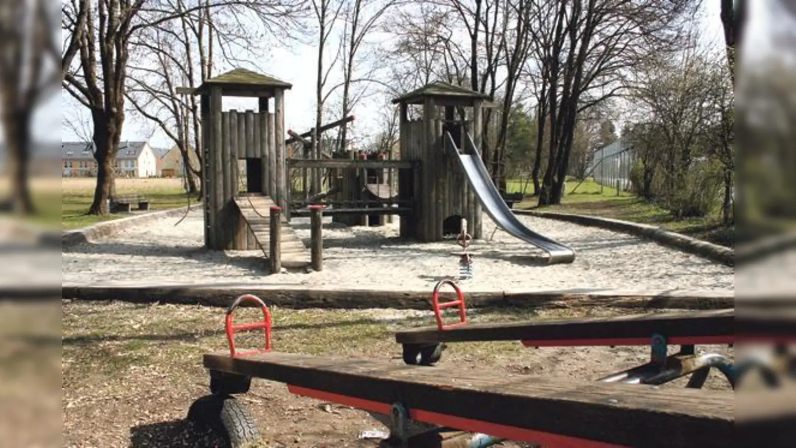 Die Stadt will im Sommer den Spielplatz in der Herbergstraße in Feldmoching mit neuen Geräten ausstatten.	 (Foto: ws)