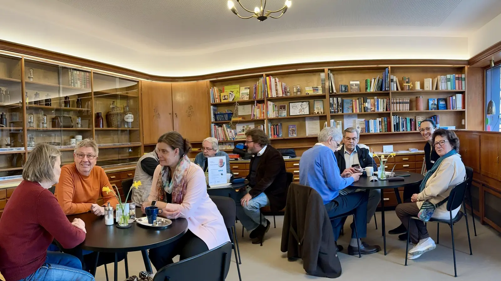 Reger Besuch herrscht regelmäßig im Digital-Café. Letztes Mal hatte auch Bürgermeisterin Mindy Konwitschny ihren Besuch angesagt. (Foto: vhs SüdOst)
