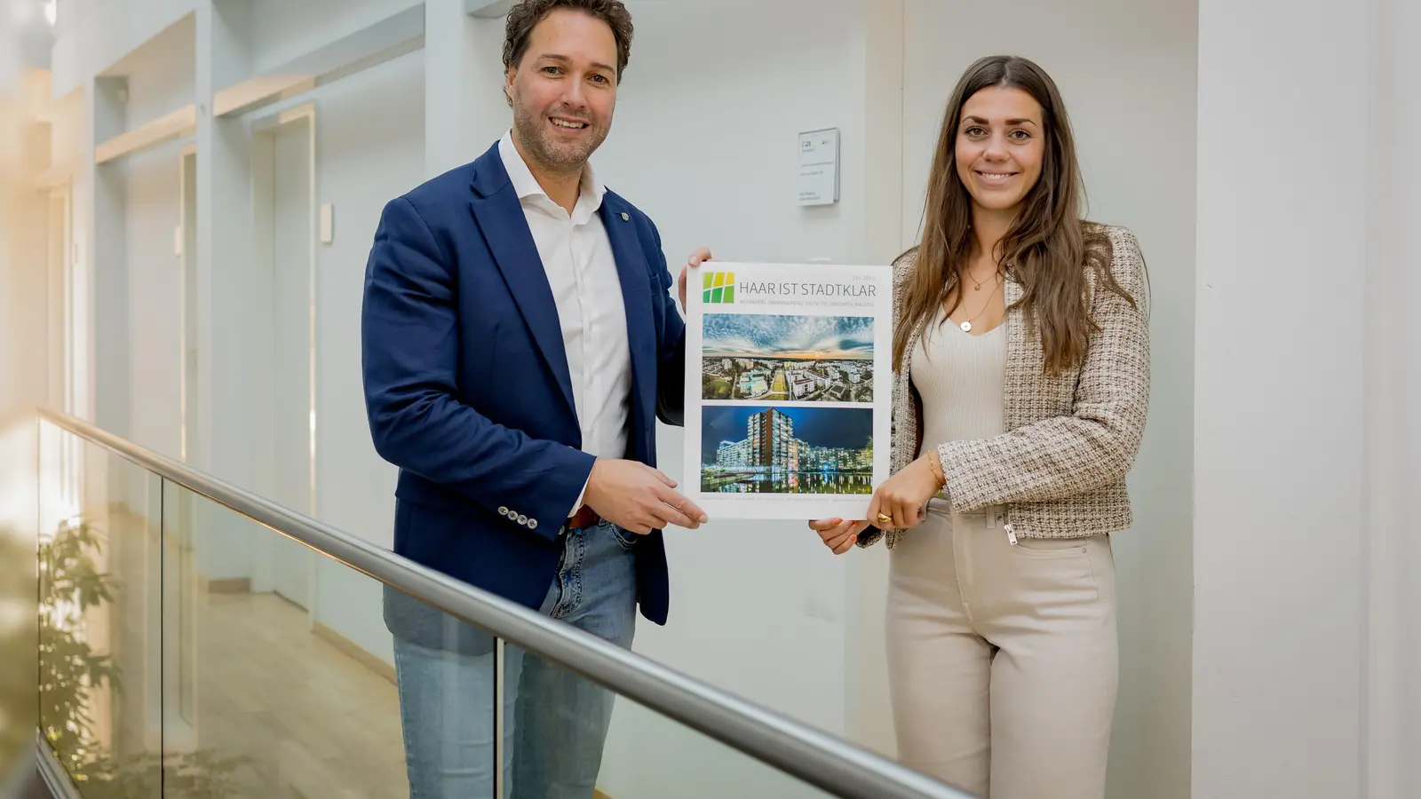 Haar ist stadtklar: 1. Bürgermeister Dr. Andreas Bukowski und Alicia Frey, Leiterin des Amts für Innovation, Wirtschaftsförderung und zentrale Dienste, mit dem Stadtantrag in Kompaktform. (Foto: Janina Ruthenkolk/ Haar)