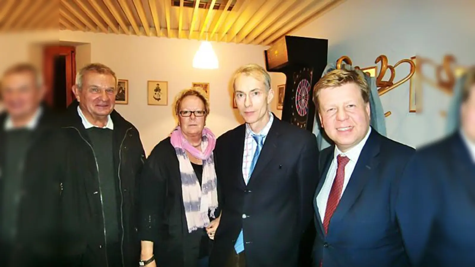 Von links: Kurt Lorenz, Ursula Stroell und Michael W. Ulbig beklagen die Lautstärke der Tram St. Emmeram. Stadtrat Robert Brannekämper moderierte das Anwohnertreffen der Lärmgeplagten.		 (Fotos: hgb)