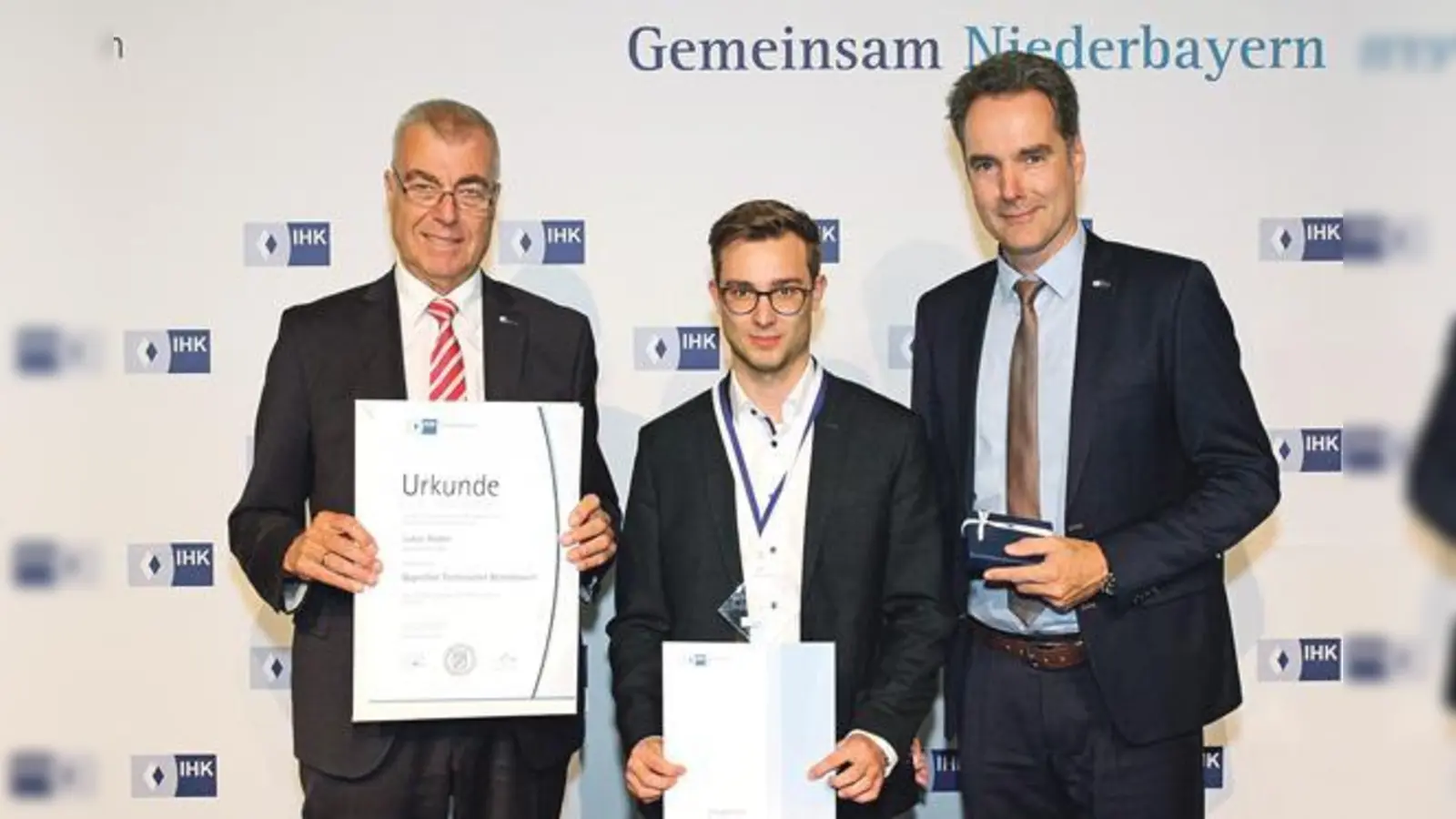 Lukas Huber bekam von Niederbayerns IHK-Vizepräsident Jürgen Wallstabe (li.) und IHK-Hauptgeschäftsführer Alexander Schreiner sein Zeugnis als Geprüfter Technischer Betriebswirt sowie Sonderauszeichnungen der Staatsregierung überreicht.  (Foto: IHK)