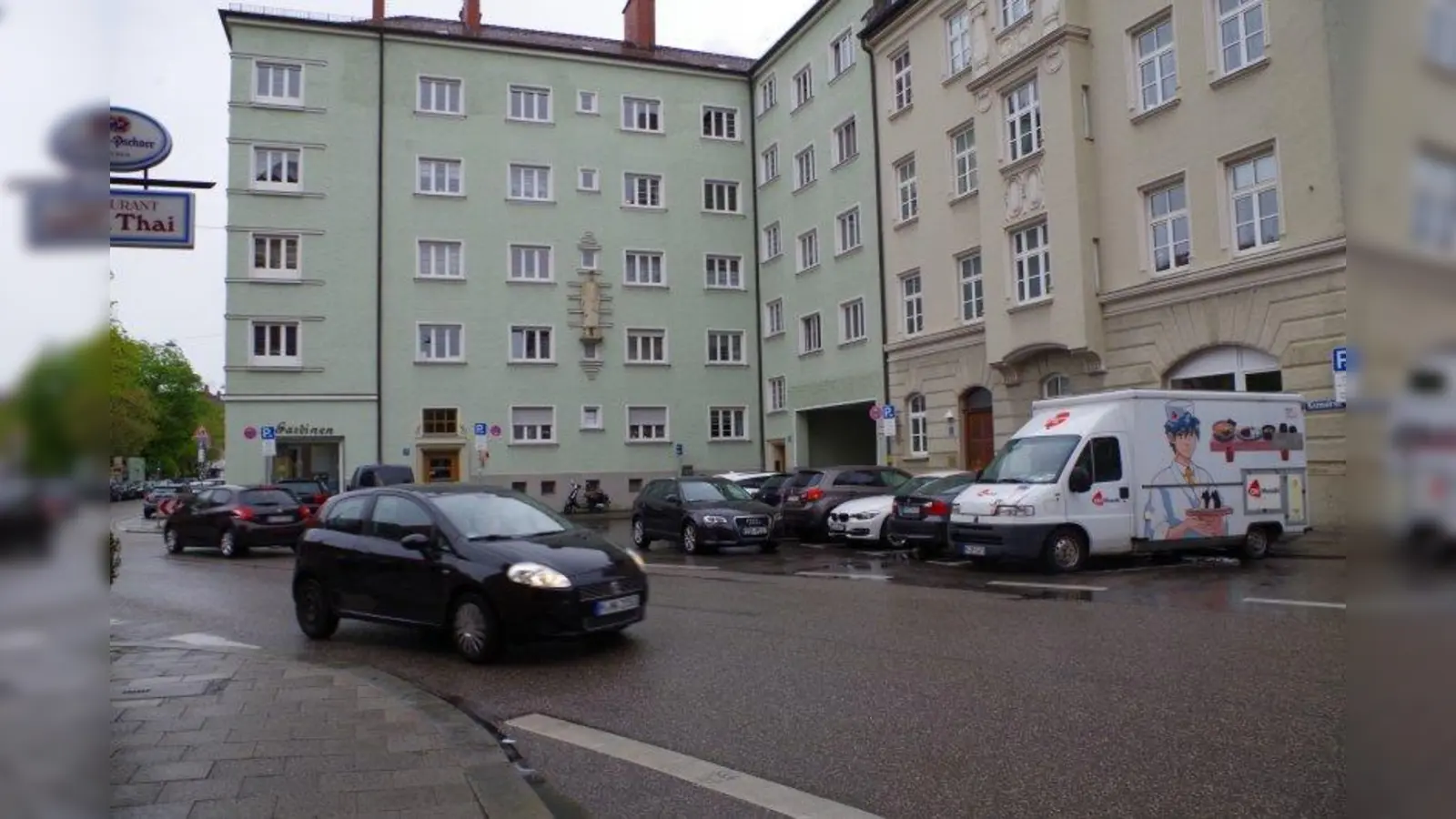 Ein Platz mit Qualität, dazu könnte die versiegelte Fläche in der Kazmairstraße werden. Hier sollen künftig Bäume wachsen, das wünscht sich der Bezirksausschuss Schwanthalerhöhe und stellte den entsprechenden Antrag an die Stadtverwaltung. (Foto: kö)