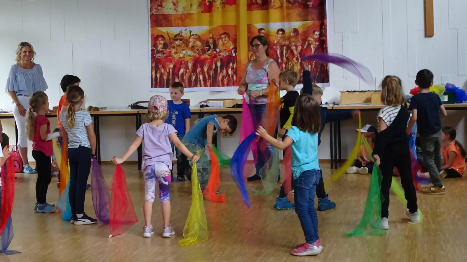 Rhythmus, Lieder, bunte Tücher: Im Kindergarten St. Johann war wieder Musiktag. (Foto: Kindergarten St. Johann)