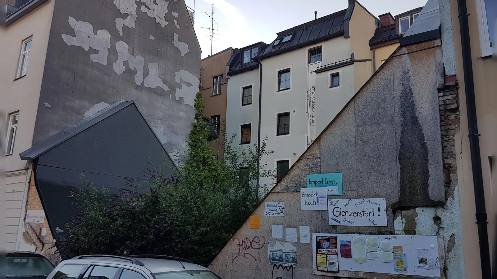 Das Bündnis HeimatGiesing organisiert wieder die zweimonatliche Mahnwache anlässlich des illegalen Abrisses des Uhrmacherhäusls. (Archivbild: bas)