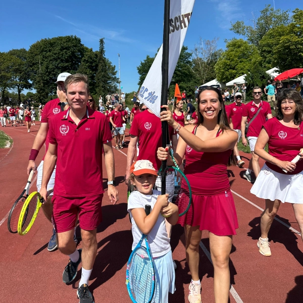 Mit Fahne und neuem Logo auf dem Dress zogen die Mitglieder der Tennis-Abteilung ins Stadion ein.  (Foto: Tobias Voita)