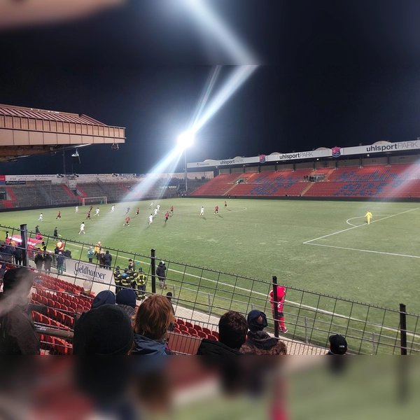 Eine Frage fürs Fußballquiz: Im Sportpark Unterhaching spielt der bis heute letzte DFB-Hallenmeister. Die SpVgg Unterhaching holte den Titel 2001. (Foto: bas)