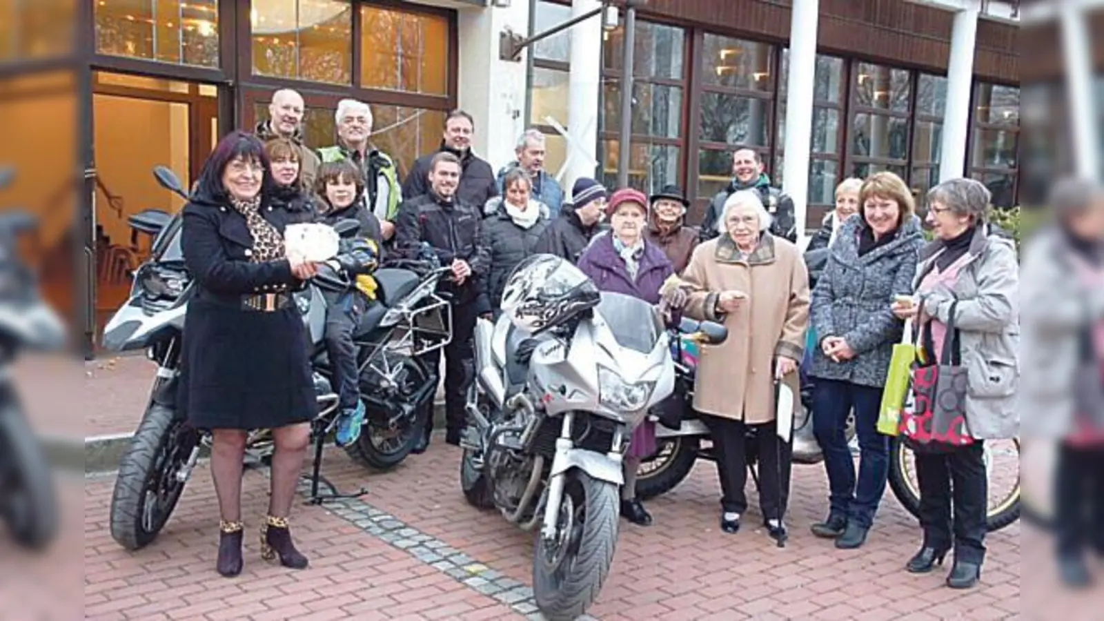 Im Dezember tourten sie noch durch Grafing und Umgebung. Jetzt übergaben die Christbaumbiker den erzielten Erlös an die Grafinger Senioren Karte.  	 (Foto: Motorrad Freunde)