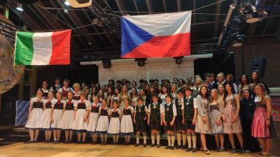 Einer der Höhepunkte mit den Gästen des Wichterle-Gymnasiums in Ostrava und des Liceo Keplero in Rom war der bayerische Abend. (Foto: Gymnasium Dorfen)