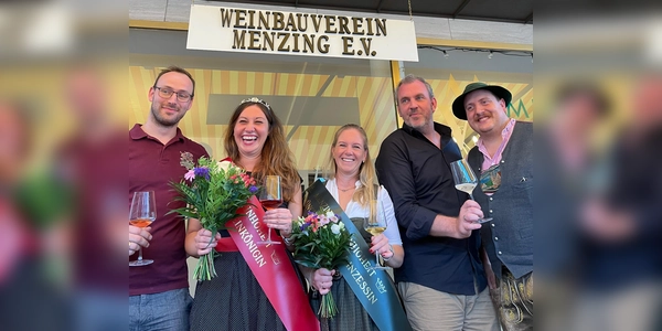 Weinkönigin Hanna Heim und Weinprinzessin Bettina Leger (Zweite und Dritte von links). (Foto: Weinbauverein Menzing e.V.)