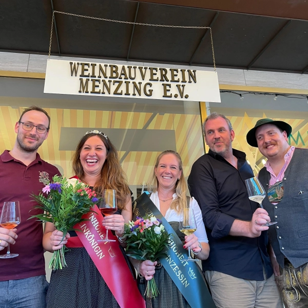 Weinkönigin Hanna Heim und Weinprinzessin Bettina Leger (Zweite und Dritte von links). (Foto: Weinbauverein Menzing e.V.)