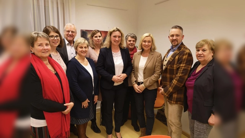 Passend zum 30-Jährigen Jubiläum des Ebersberger Frauennotrufs dankte auch Ministerin Kerstin Schreyer (Mitte) den ehrenamtlichen Helfern für ihr Engagement.  (Foto: StMAS)