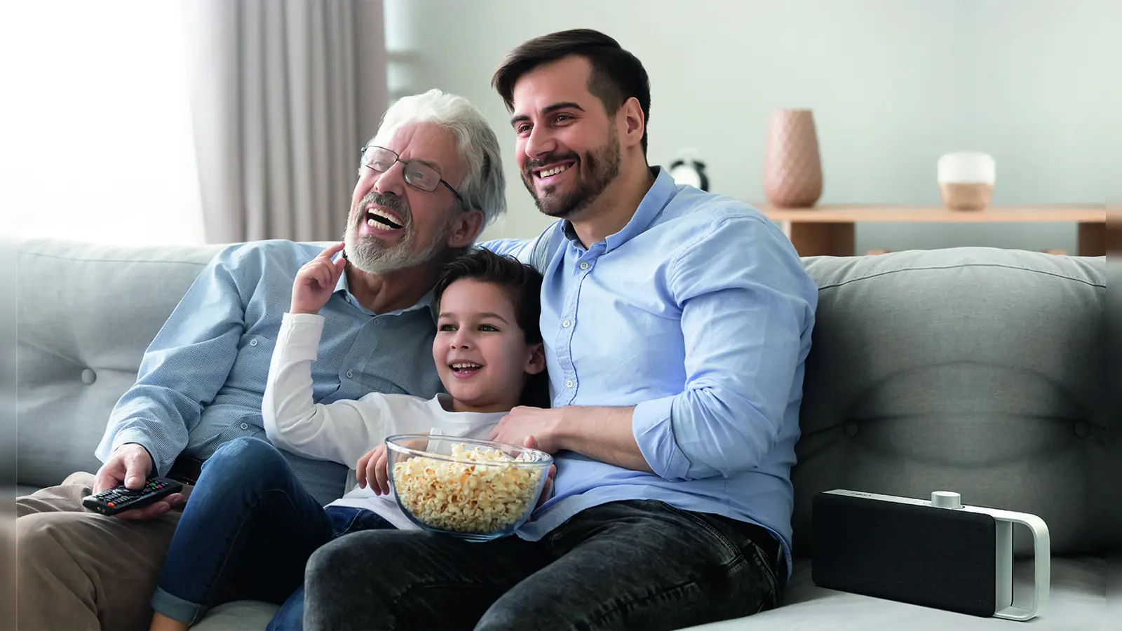 Der tragbare TV-Sprachverstärker OSKAR ermöglicht es vor allem älteren Menschen und Menschen mit Hörverlust, wieder entspannt fernzusehen, ohne den Ton übermäßig laut aufdrehen zu müssen.  (Foto: faller)