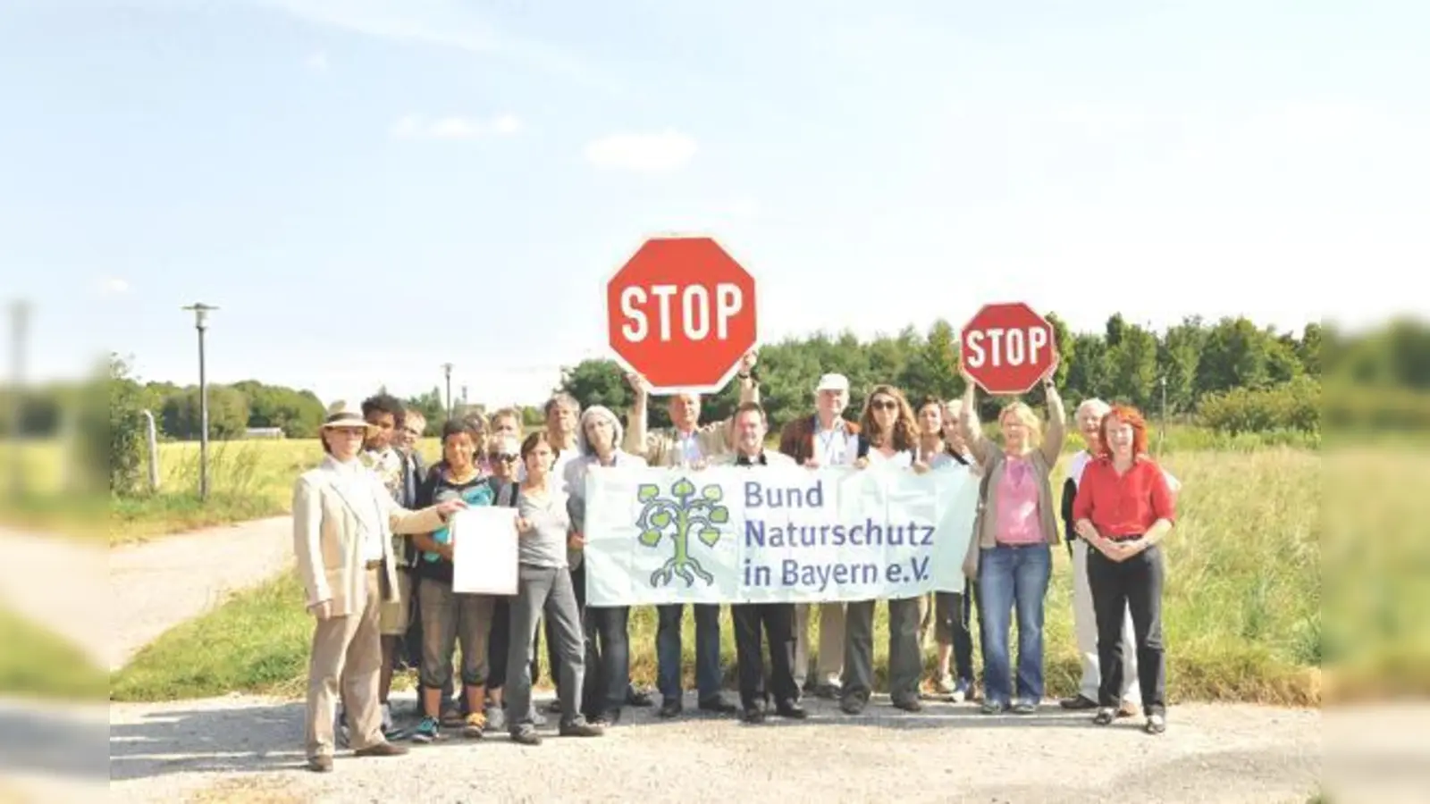 Der Bund Naturschutz und die Bürgerinitiative »Keine Umfahrung Kirchtrudering« demonstrieren gegenüber den Verkehrsplanungen.	 (Foto: sf)