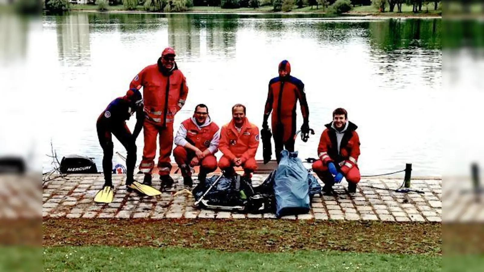 Die Wasserwacht reinigte den Lerchenauer See und das Ufer. 	 (Foto: VA)