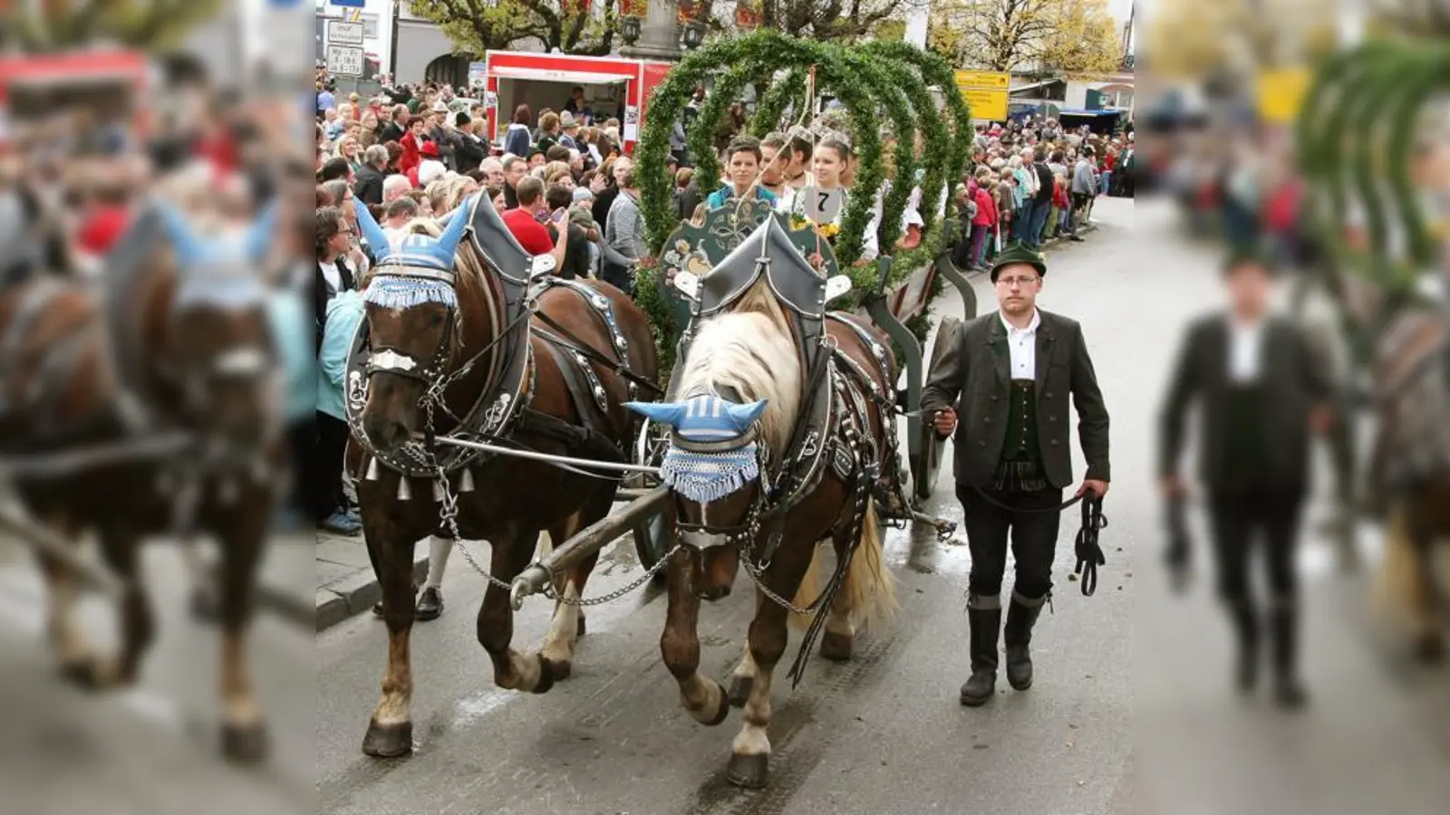 Vorsicht, bei der sensiblen Ladung! Die Leonhardifahrt in Grafing mit vielen Trachten und Festkleidern!	 (Foto: Ametsbichler)