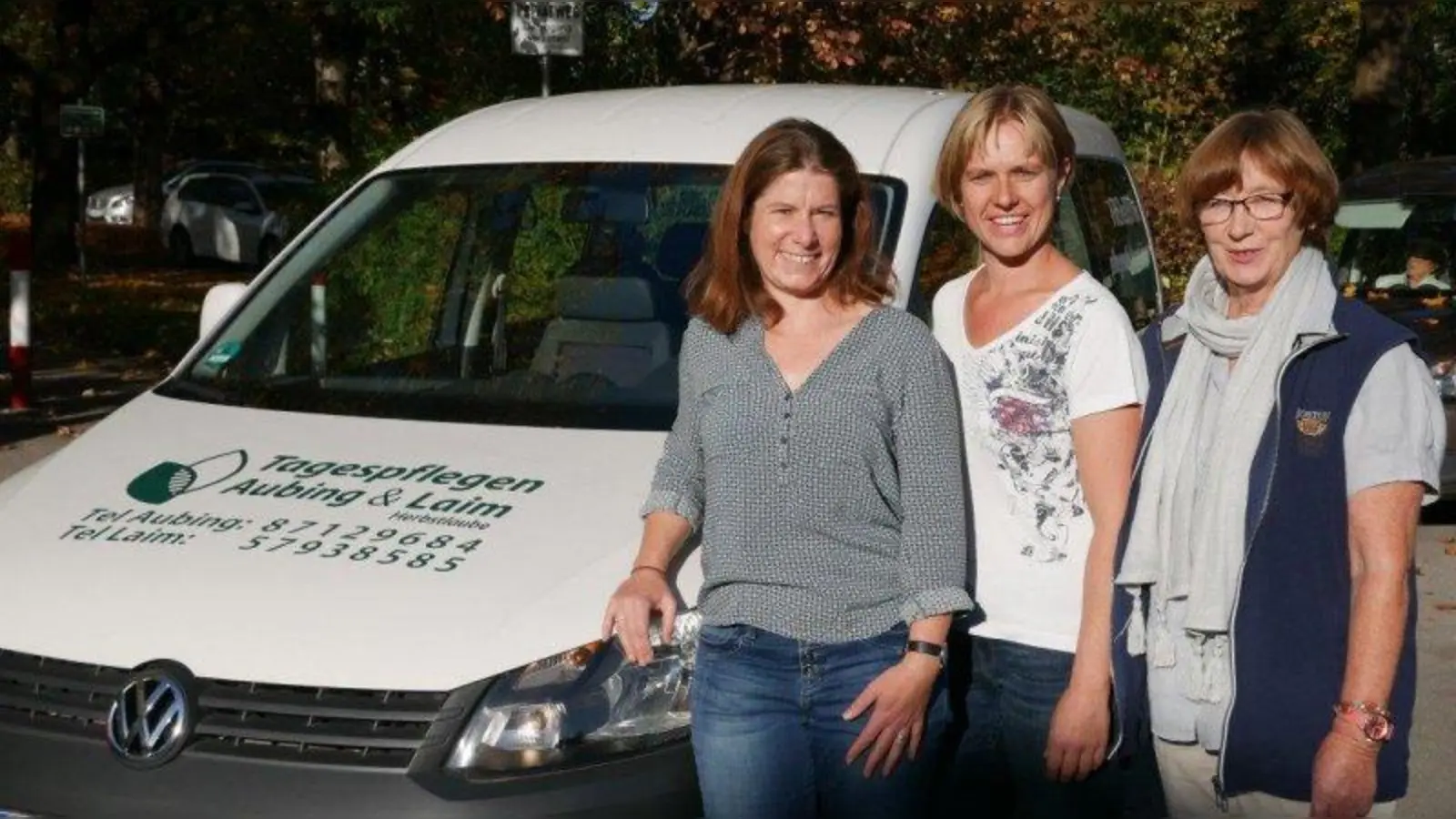 Freude über das neue Auto - das Team der Alten-Tagespflege Aubing. (Foto: ASZ Aubing)