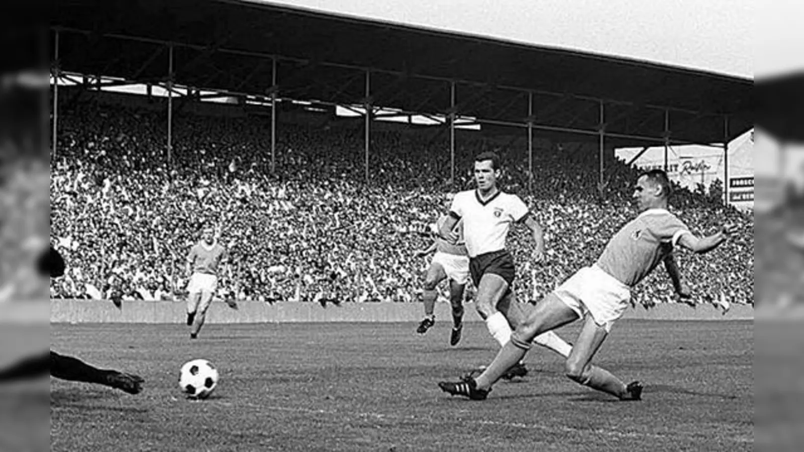 Derby-Partien zwischen dem TSV 1860 und dem FC Bayern. Hier eine Szene aus 1965: Franz Beckenbauer kann Timo Konietzkas 1:0 vor prall gefüllten Rängen nicht verhindern.  (Foto: TSV 1860 München)