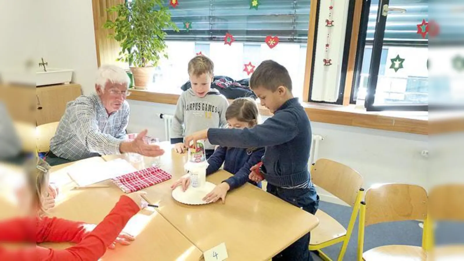 Wie Sepp Herrmann ist auch Robert Geißler (l.)  hier beim Experimentieren mit Schülern  Physik-Pate aus Leidenschaft. 	 (Foto: Astrid Blothe)