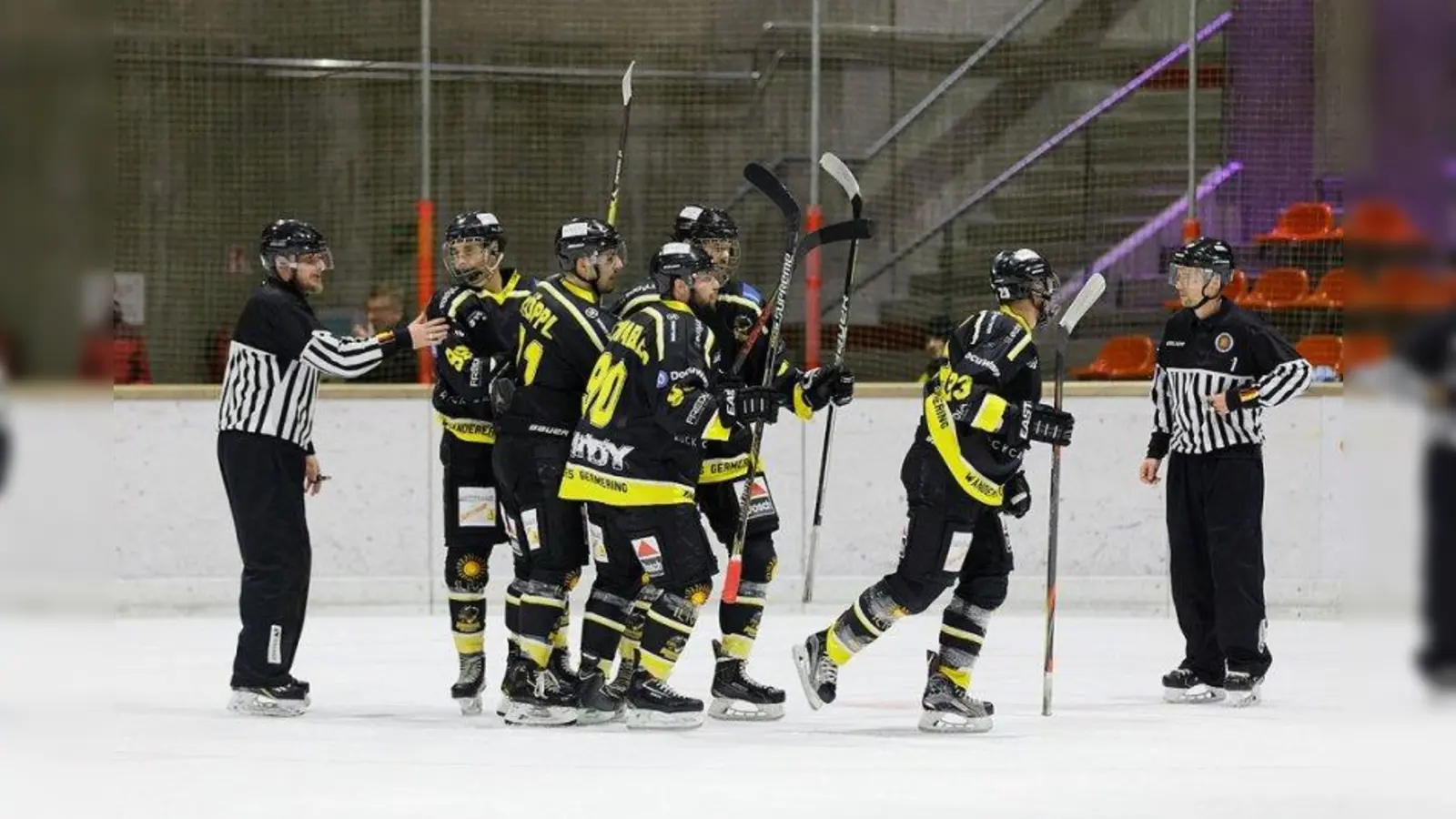 Im Polariom begrüßen die Wanderers am Nikolaustag die „Luchse“ vom MEK. (Foto: Richard Langnickel)