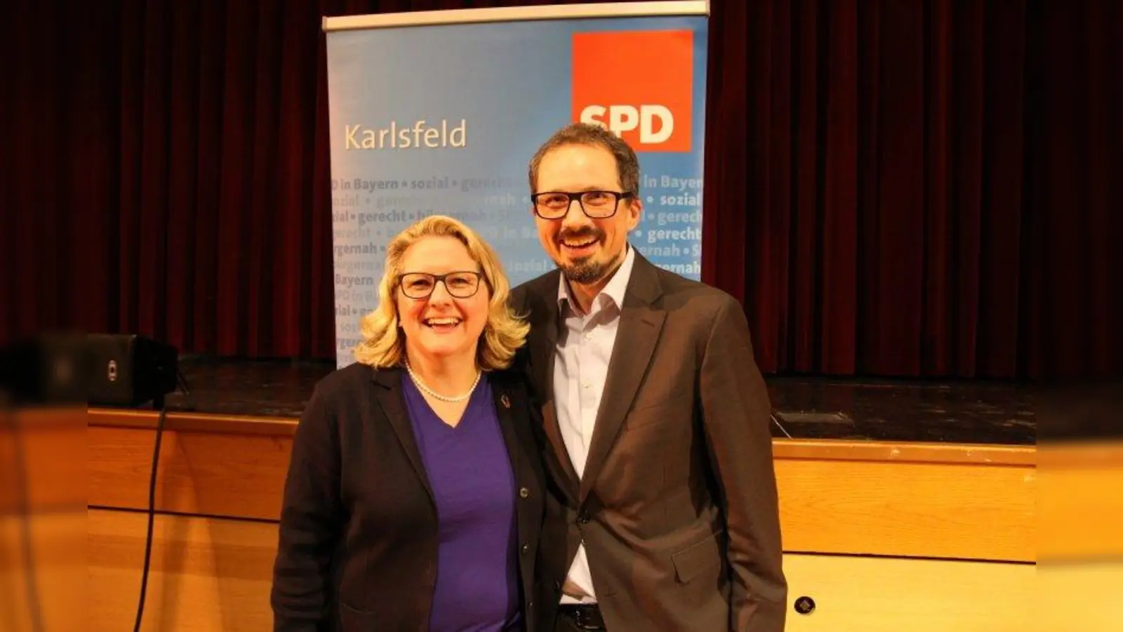 Bundesumweltministerin Svenja Schulze zusammen mit Bernhard Goodwin, dem Bürgermeisterkandidaten der Karlsfelder SPD, im Bürgerhaus. (Foto: sb)