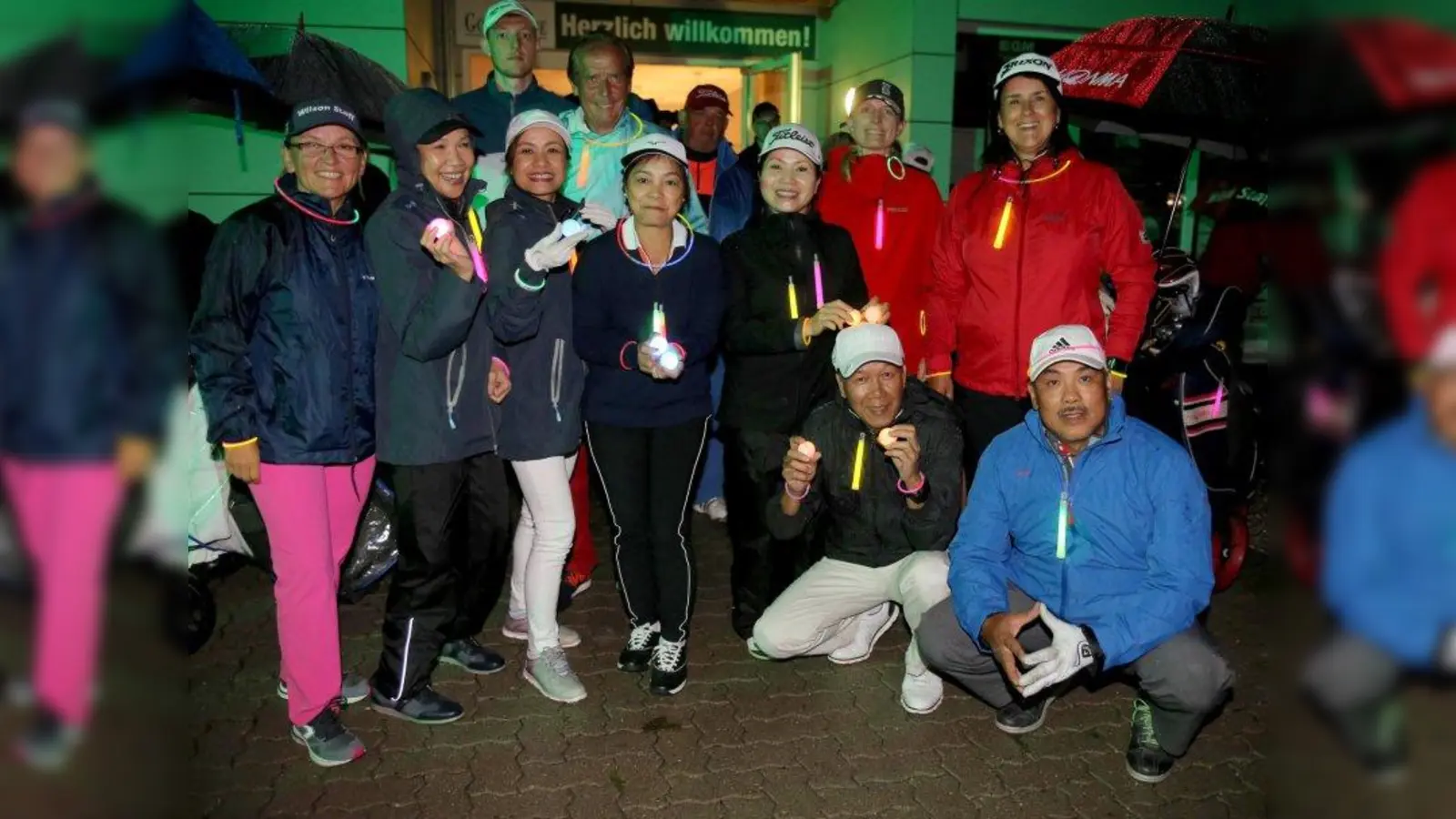 Am Wochenende fand das Nachtturnier 2018 auf der Golfrange Germering statt. Über 30 wetterfeste Spielerinnen und Spieler stellten sich der Herausforderung. Die Spielbahnen und die Grüns waren ausgeleuchtet und die Teilnehmer wurden mit Leuchtutensilien ausgestattet. Erika Sacher, Dinh Chinh Nguyen, Thu-Thuy Nguyen, Andreas Amschler, Gustav Hartmann, Thi Thoung Dinh, Klaus Hufnagel, Thi Ly Tran, Anja Bujok, Thu-Thuy-Trang Nguyen, Martina Uber und Le Vo (von links) machte das außergewöhnliche Erlebnis viel Spaß. (Foto: Golfrange)