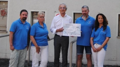 1.000 Euro übergab der Fußballfanclub „Gfui für Sechzig Minga” an den Verein „Mein letzter Wunsch Bayern”. (Foto: Verein)