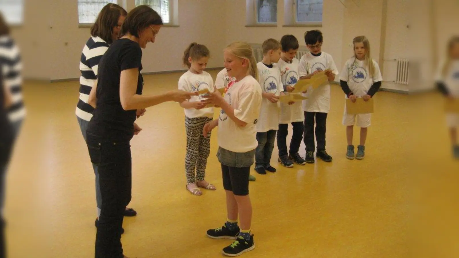Im Einsatz für ein harmonisches Miteinander: Mit einer Urkunde und ihren eigens gestalteten T-Shirts wurden die Streitschlichter der Grundschule an der Fürstenrieder Straße geehrt. (Foto: pi)