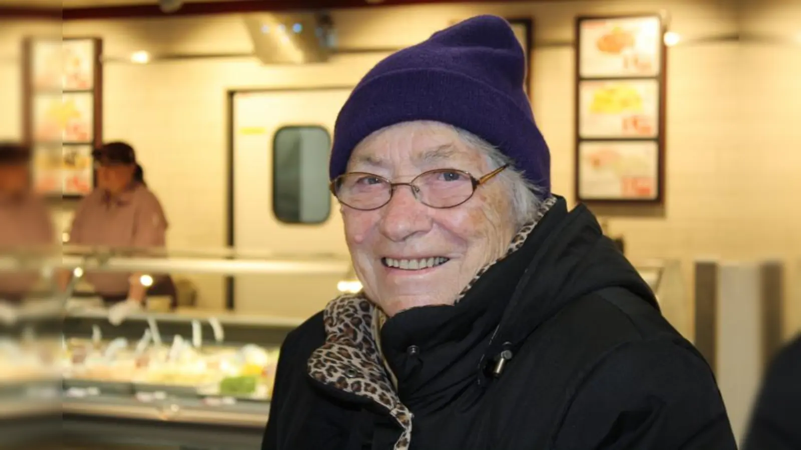 Ruth Brunnthaler aus Laim: „Mich hat die Eröffnung sehr interessiert. Ich wollte unbedingt einen Blick rein werden und muss sagen, dass der Markt sehr groß und sehr sauber ist. Man kann überall ohne Probleme mit dem Einkaufswagen durch die Gänge gehen. Das ist vor allem dann gut, wenn man gehbehindert ist. Für Pasing ist der neue HIT-Markt sicherlich ein großes Plus. Ich lebe in Laim, dort haben wir auch einen HIT zu dem ich sehr gerne gehe. Aber diesen Markt hier in Pasing haben sie wirklich auch ganz toll gemacht.“ (Foto: sb)