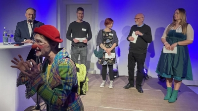 Beim Namensfest für das „Grete” freuen sich (von links) über die Clownin Kulturreferent Anton Biebl, Christoph Polte, Julia Irländer, Herrmann Müller und Annalena Mätzner.  (Foto: pst)