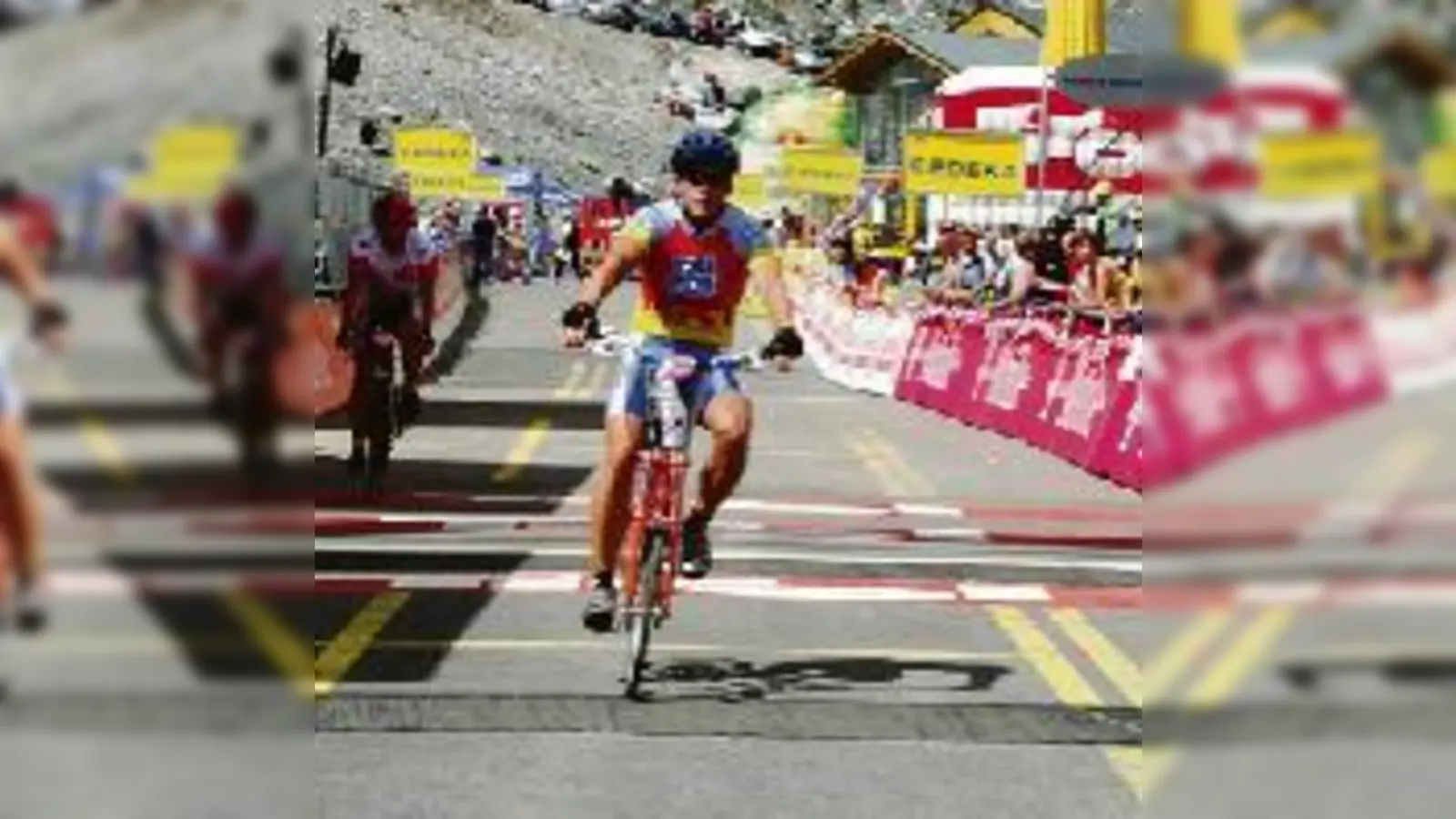 Die Sensation perfekt gemacht: Als Torsten Kuhn ins Ziel einfährt hat das komplette Team den Berg bezwungen  zum Staunen aller Beteiligten.  (Foto: gf)