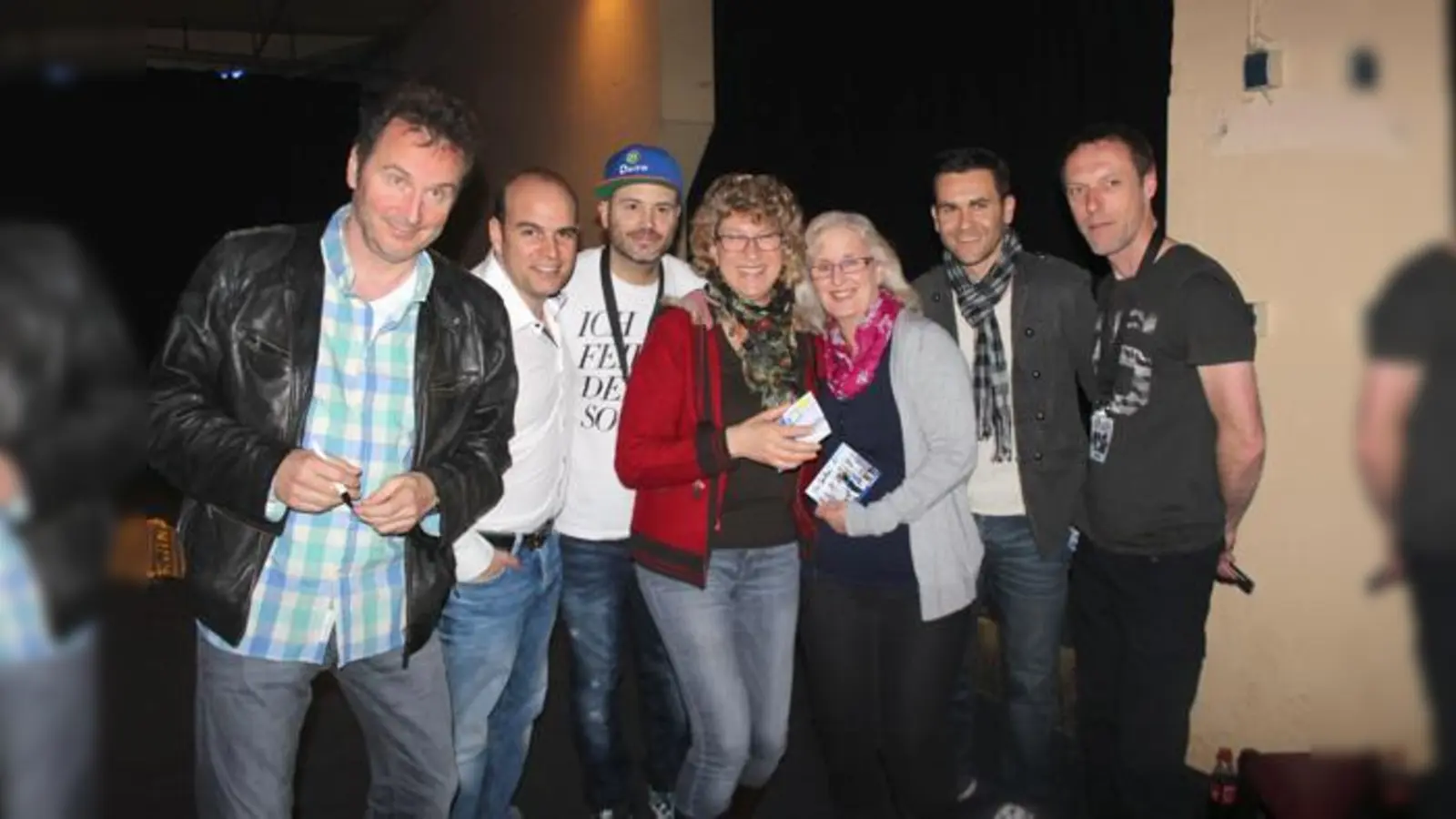 Gewinnerin Christine Hipp (3.v.re.) und ihre Freundin Barbara fühlten sich sichtlich wohl zwischen den feschen »Seer«-Burschen. 	 (Foto: sh)