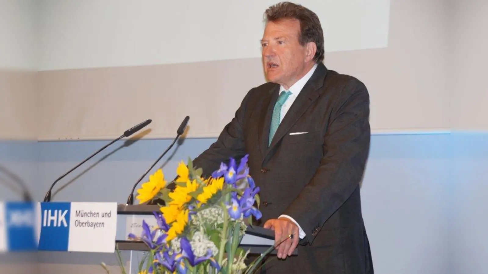 „Es gibt ein Rekordangebot von Lehrstellen, gleichzeitig bewerben sich weniger Schulabgänger für eine berufliche Ausbildung“, erläutert Eberhard Sasse, Präsident der IHK für München und Oberbayern. (Foto: bb)