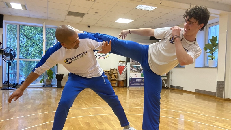 Großes Talent im Capoeira: Emil Fischer (rechts) beim Training mit Mestre Juninho. (Foto: Schulke)