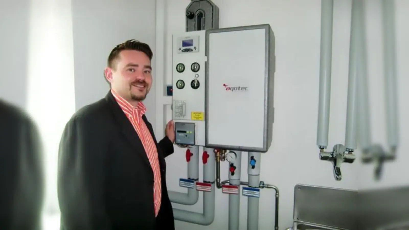 Andreas Hobmeier, Leiter der Gemeindeverwaltung und zugleich Geschäftsführer der WVI, im »Showroom« der Geothermie-Anlaufstelle.	 (Foto: ikb)