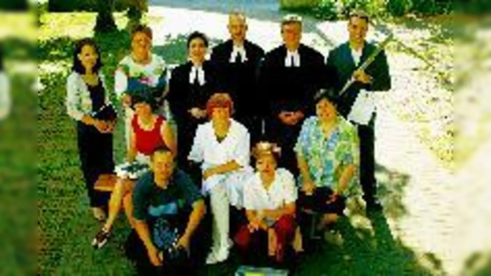 Wie viele theologische Stellen bleiben der Immanuelkirche erhalten? Zurzeit arbeiten dort Pfarrer Hermann Seißler, Pfarrerin Regina Hallmann (hi., 2. u. 4. v. re.) und Diakon Willi Dietsch (vo. li.).	 (Foto: Christine Hock)