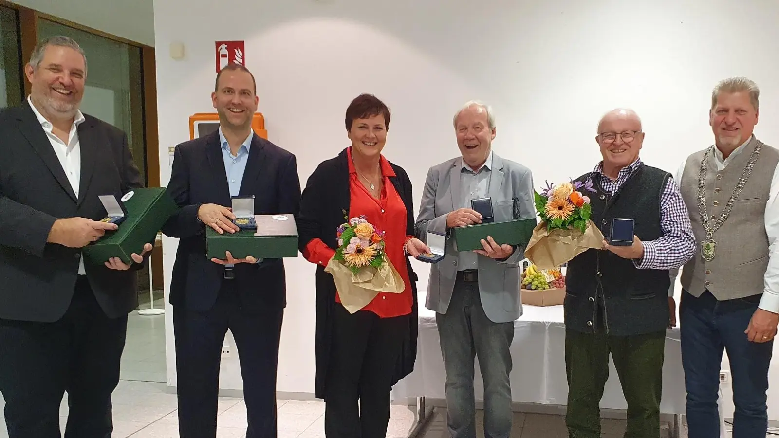 Erhielten die Bürgermedaille mit Anstecknadel in Gold (von links): Andreas Giese, Anselm Sibig, Marianne Hellhuber, Gerd Richter und für Karola Strehler deren Ehemann Wolf Strehler. (Foto: Gemeinde Neuried)