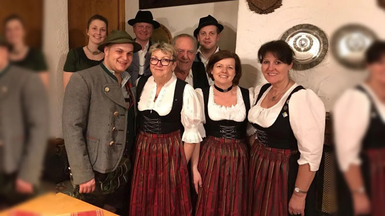 Generationswechsel bei den Trachtlern: Zum neuen Vorstand gehören nun (im Bild von links) Ehepaar Sarah und Tristan Trauner (1. Vorsitzender), Thomas Richter, 2. Vorsitzende Monika Pfeil, Dieter Feuerer, Michael Venus, Sabine Köstler und Angela Häfele. (Foto: Trachtenverein D´Würmstoana Lochham)