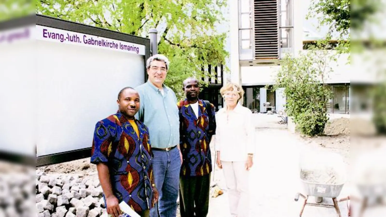Noch ist die Gabrielkirche eine Baustelle. Am Pfingstmontag werden bei der Einweihung auch die Gäste aus Kitandililo, Pfarrer Elly Sanga (2.v.r.) und Dekanats-Schatzmeister Berenick Kihombo sowie Dietlinde Majewski und Friedemann Wurm teilnehmen. 	 (Foto: k)